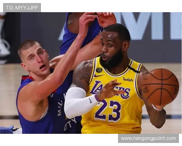 NBA季后赛激战正酣 勇士雄鹿争夺总冠军席位各展雄风